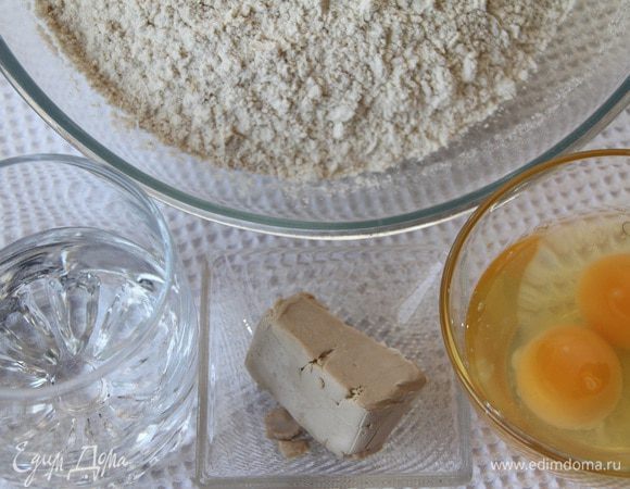Свежие дрожжи (30 г) развести в теплой воде (110 мл). Взбить вилкой 2 целых яйца и 2 белка. Добавить все в мучную смесь.