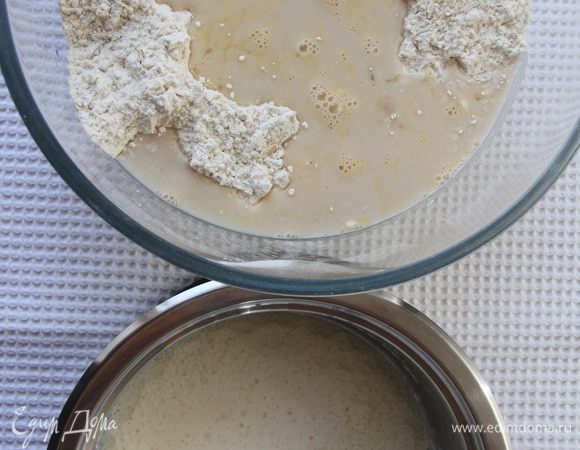 В тесто добавить творожную смесь, перемешать.