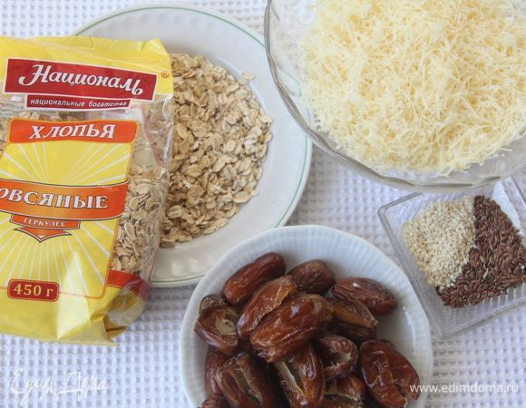 Подготовить остальные ингредиенты: финики очистить от косточек (из 200 г  получается 170 г) и мелко порубить. Сыр твердых сортов натереть на мелкой терке. Подготовить семена для посыпки.