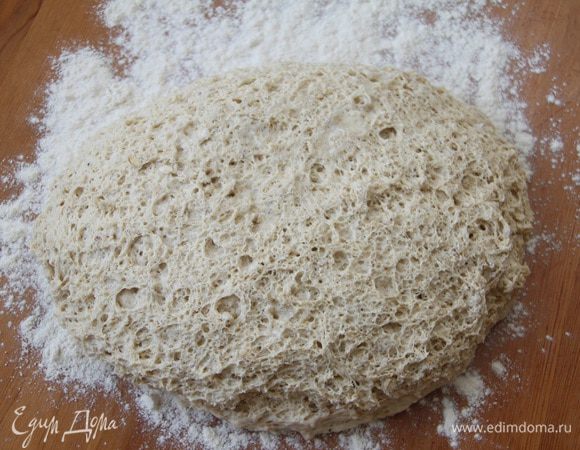 Выложить тесто на присыпанную мукой рабочую поверхность.