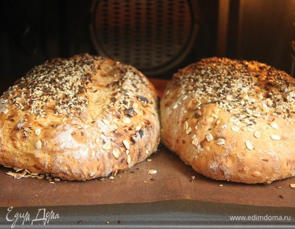 Хлеб выложить на горячий противень, сделать на поверхности хлеба надрезы острым ножом. Выпекать хлеб до готовности (минут 30–35). Дать хлебу остыть на решетке.