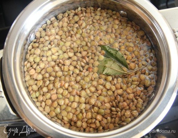 Чечевицу промыть, залить холодной водой. Добавить лавровый лист, не солить! Варить до готовности, но не разваривать.