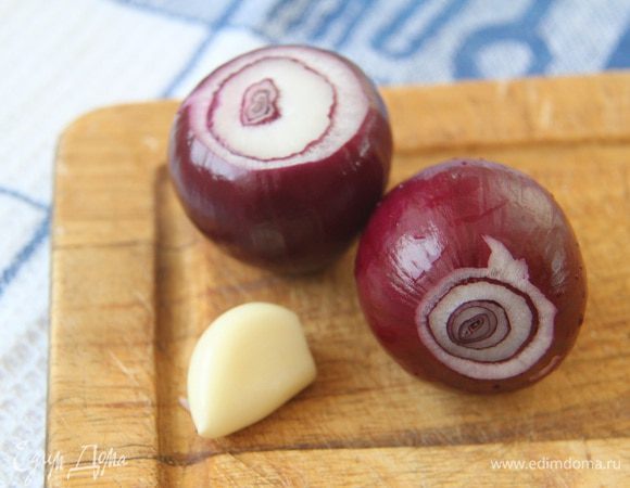 Красный лук и чеснок очистить.
