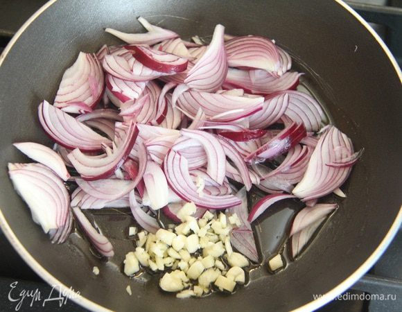 Лук нарезать полукольцами, чеснок мелко порубить. Обжарить все слегка на растительном масле.