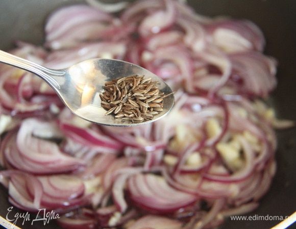 Добавить к луку пол чайной ложки тмина.