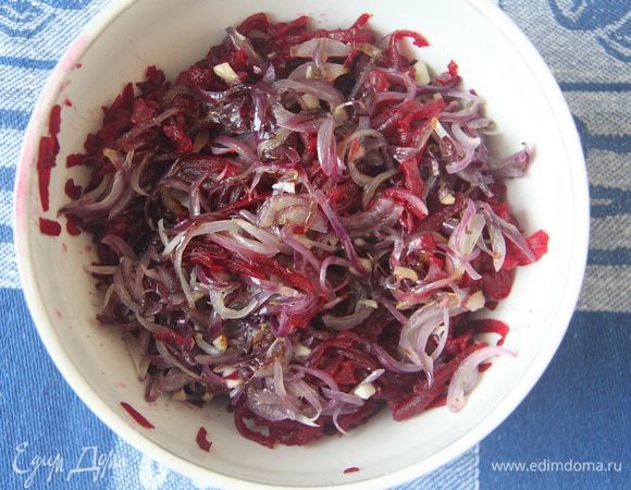 Свеклу добавить к луку, обжаривать несколько минут.