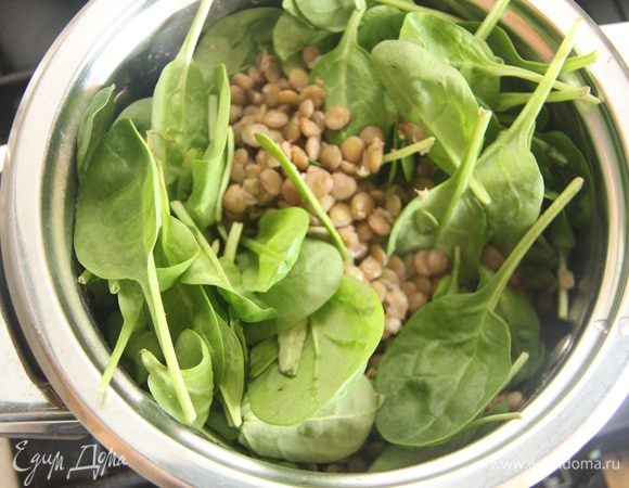 В готовую чечевицу добавить свежий шпинат, немного прогреть вместе.