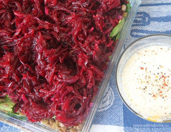 На чечевицу выложить свеклу с луком. 