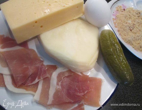 Куски сыра должны быть толщиной около 1 см.