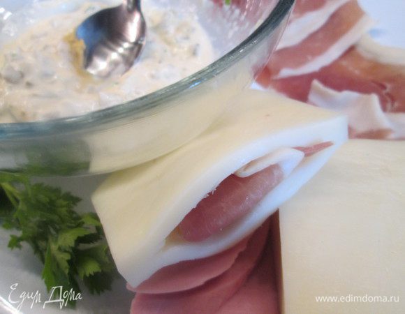 В кусках сыра осторожно сделать «кармашек» — разрез в середине. Вложить в него ветчину. Можно дополнительно вложить кружочки варенного яйца, как было в оригинальном рецепте.