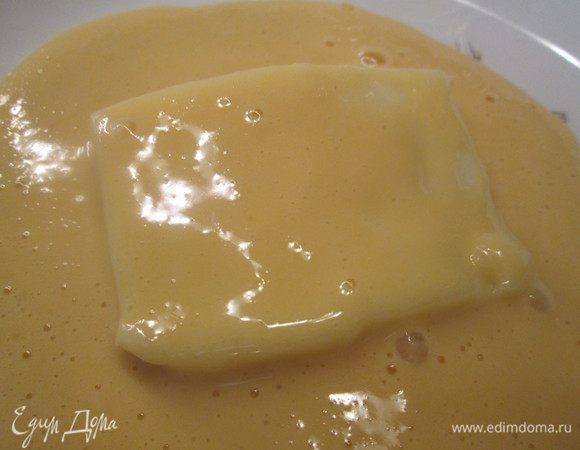 Взбить яйцо, соединить с мукой, перемешать и обвалять в смеси сыр.