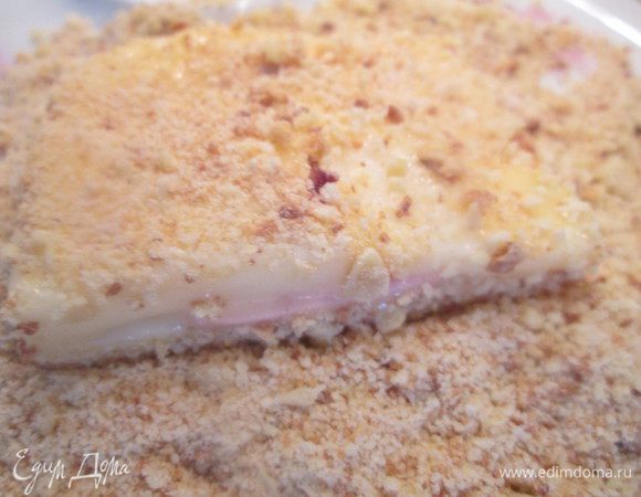 Далее обвалять в панировочных сухарях.