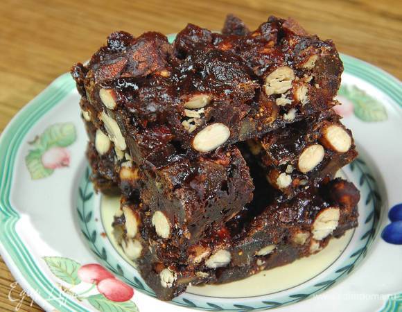 Готовый панфорте разрезать на кусочки.