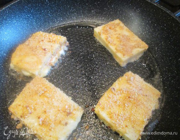 Обжариваем с обеих сторон до золотистой корочки, но так, чтобы панировка не пригорела. 