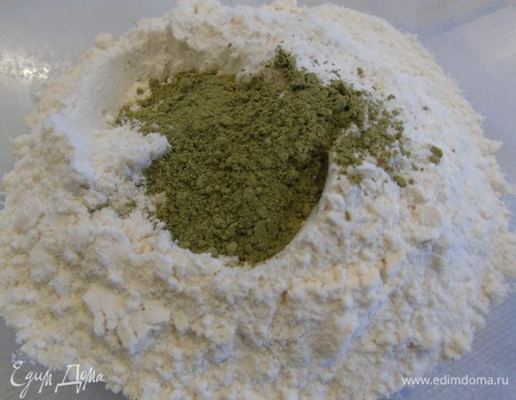 Отдельно смешиваем просеянную муку, соль, разрыхлитель, чай матча, ваниль.