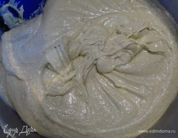 Добавьте протертый творог и молоко, размешайте миксером.