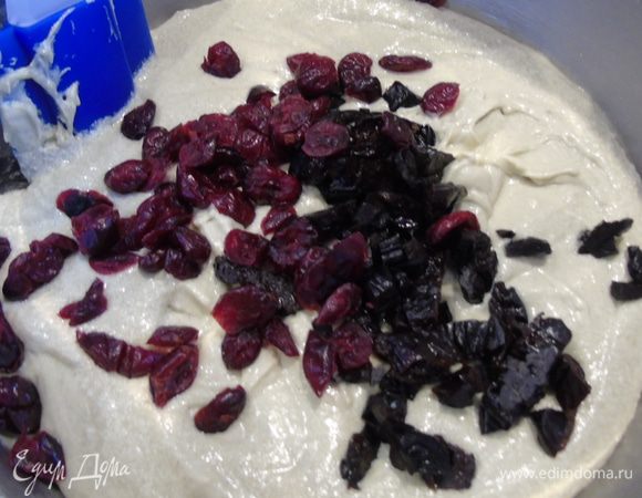Теперь добавьте клюкву и чернослив, или же то, что вы предпочитаете (изюм, орехи), перемешайте ложкой.