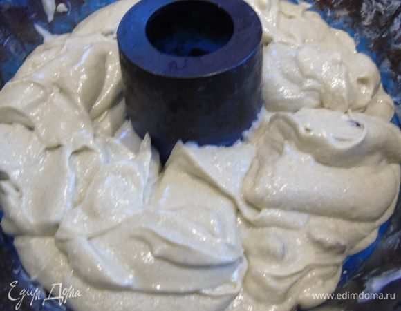 Выложите тесто в форму, которую предварительно смажьте маслом. У меня силиконовая форма, я ее не смазывала.