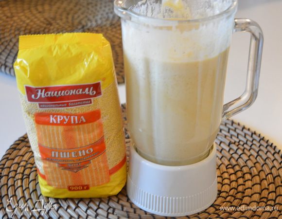 Пшено ТМ «Националь» промыть и замочить на ночь в холодной воде. Слить воду и сварить крутую кашу на молоке. Добавить сахар, сливочное масло, перемешать. Немного остудить. У меня получилось 680 г каши. Пшенную кашу, яичные желтки, сметану, топленое молоко взбить блендером.