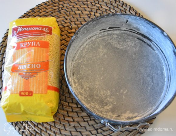 Форму 20 см смазать сливочным маслом и обсыпать мукой, убрать в морозильник.