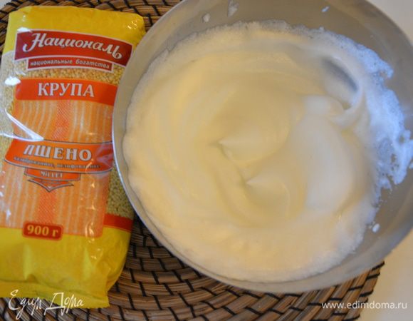 Белки взбить в крепкую пену.