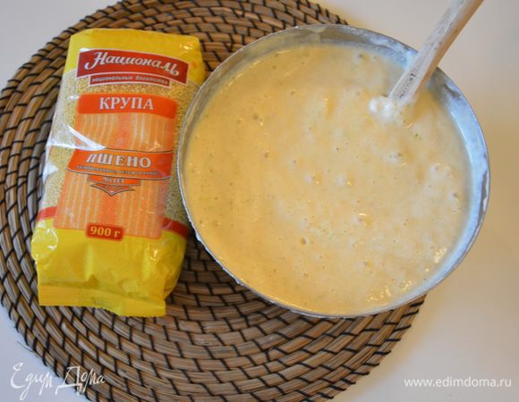 Добавить цедру к пшенной массе, перемешать. Туда же добавить взбитые белки и аккуратно перемешать лопаткой.