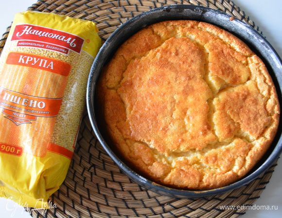 Моя запеканка хорошо поднялась, но потрескалась, думаю, потому что я забылась и немного убавила с 175°С до 165°С во время выпечки, чего делать весьма нежелательно.