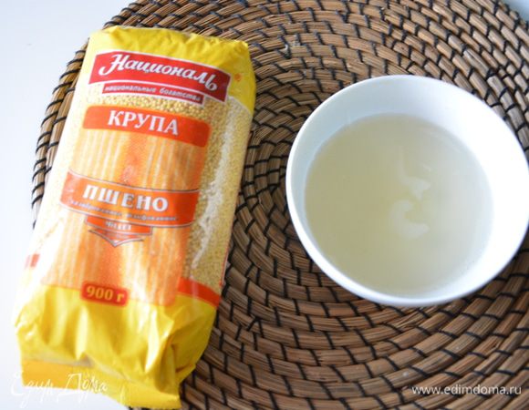 Смешать сахар, воду, сок лайма и лимона. Варить сироп 5-7 минут на медленном огне. Желательно остудить.