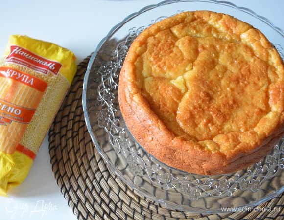 Аккуратно ложкой полить сиропом горячую запеканку и дать пропитаться. Запеканку лучше поливать сиропом комнатной температуры, иначе она будет слишком влажной.