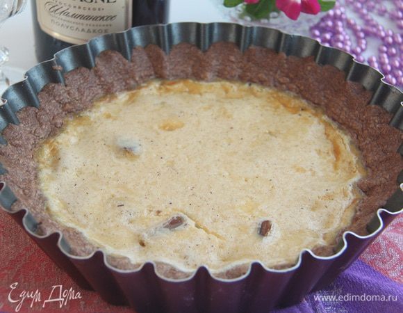 Дать пирогу полностью остыть. Лучше всего подержать ночь в холодильнике. 