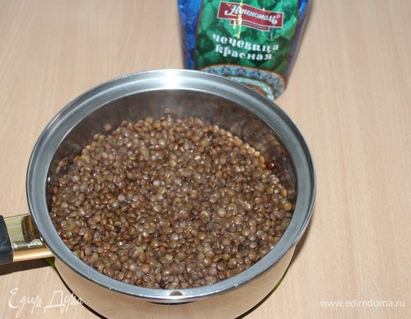 Отварите чечевицу ТМ «Националь» до готовности. Она должна стать мягкой и разваристой.


