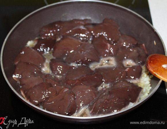 Добавьте в сковороду и обжаривайте печень в течение 8-10 минут, помешивая ее.
Затем влейте коньяк и дайте ему выпариться.


