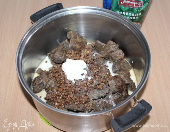 Отправляйте измельченную печень к чечевице с луком. Добавьте в эту смесь 70 грамм сливочного масла. При помощи погружного блендера, измельчить печень до состояния паштета.
