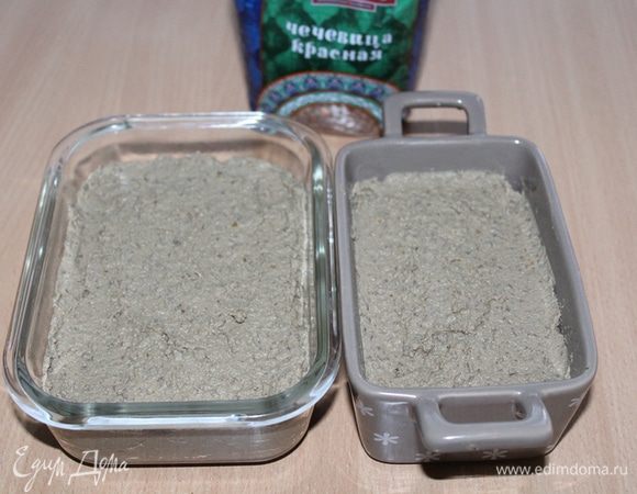 Выложить паштет в формочки.