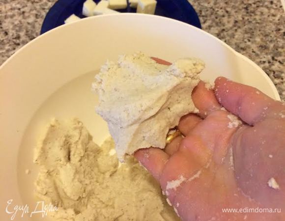 Начать постепенно добавлять газированную минеральную воду (у меня «Боржоми»). Замесить мокроватое тесто, которое хорошо держит форму.