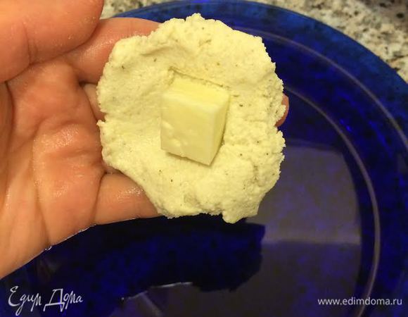 Взять немного теста, добавить кусочек сыра.
