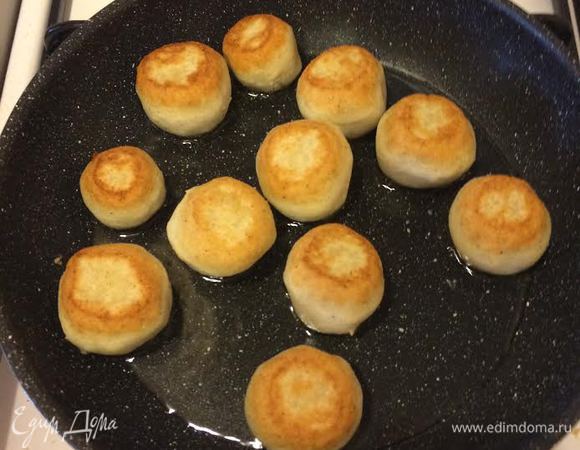 С обеих сторон до золотистого цвета.