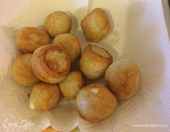 Готовые шарики выложить на бумажное полотенце.