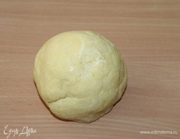 Замесить тесто, завернуть в пленку, отправить в холодильник на 30 минут.