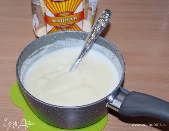 Для крема вскипятить молоко, тонкой струйкой всыпать манную крупу ТМ «Националь», сахар, ванильный сахар. Варить 2–3 минуты. Снять с плиты, слегка остудить.