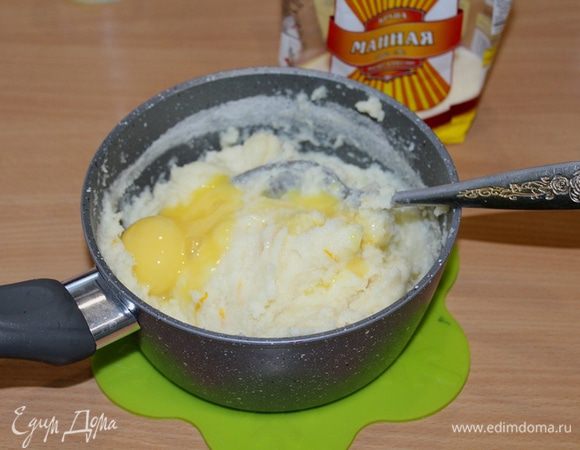 Затем добавить желтки, снова перемешать.