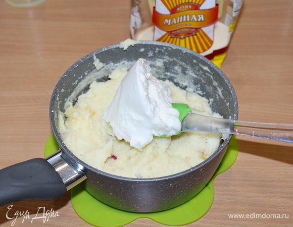 Белки взбить до устойчивой пены и аккуратно частями ввести в начинку.