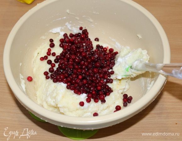 В конце добавить ягоду и снова перемешать.