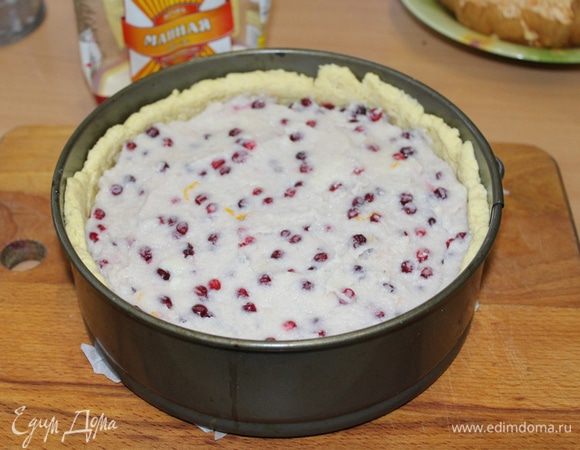 Тесто вынуть из духовки, выложить начинку, разровнять. Отправить в духовку на 20–25 минут.