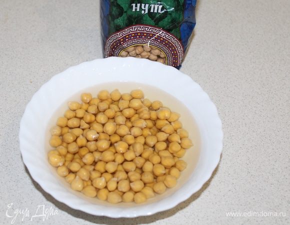 Нут ТМ «Националь» залить холодной водой и оставить при комнатной температуре на несколько часов. 
Баранину залить 4-мя литрами воды и довести до кипения. Пену снять, положить лавровый лист, корень сельдерея и варить на маленьком огне около часа.