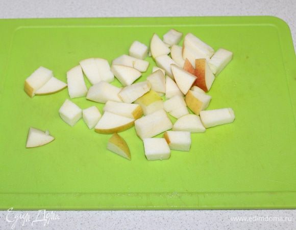 Яблоко нарезать кубиками и отправить в суп. 