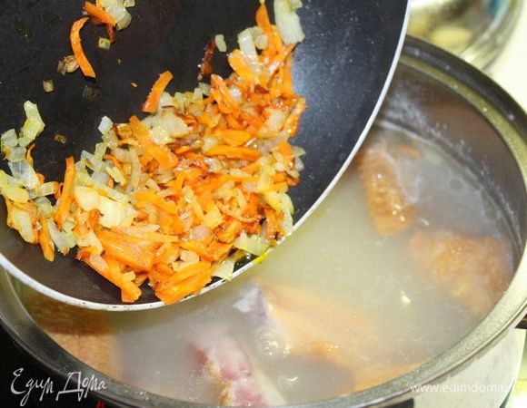 Сварить бульон на ребрышках, спустить горох. Морковь с луком обжарить и добавить к супу.