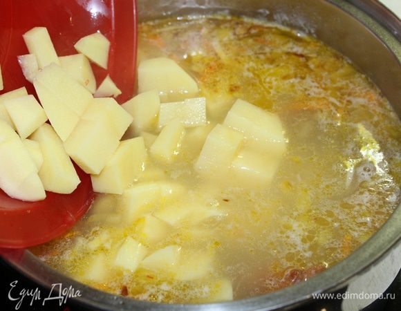 Картофель порезать кусочками.