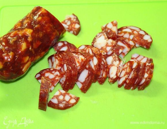 Чоризо измельчить.