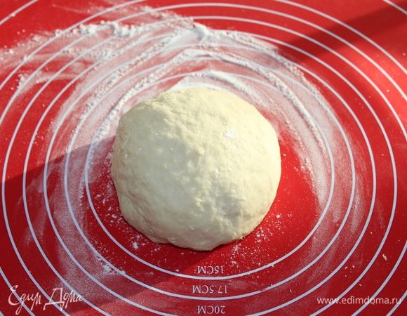 Замесить крутое тесто и оставить на 30 минут.